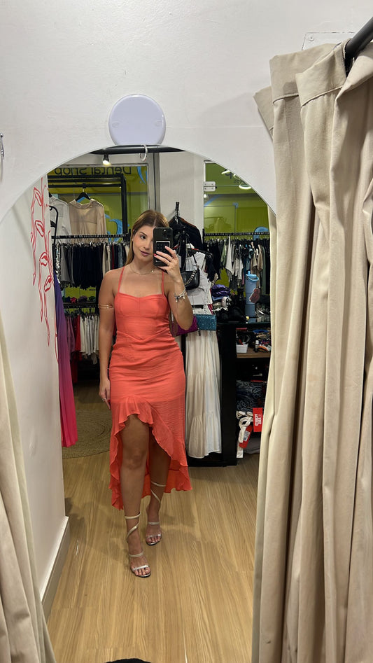 Vestido midi com fenda e babados