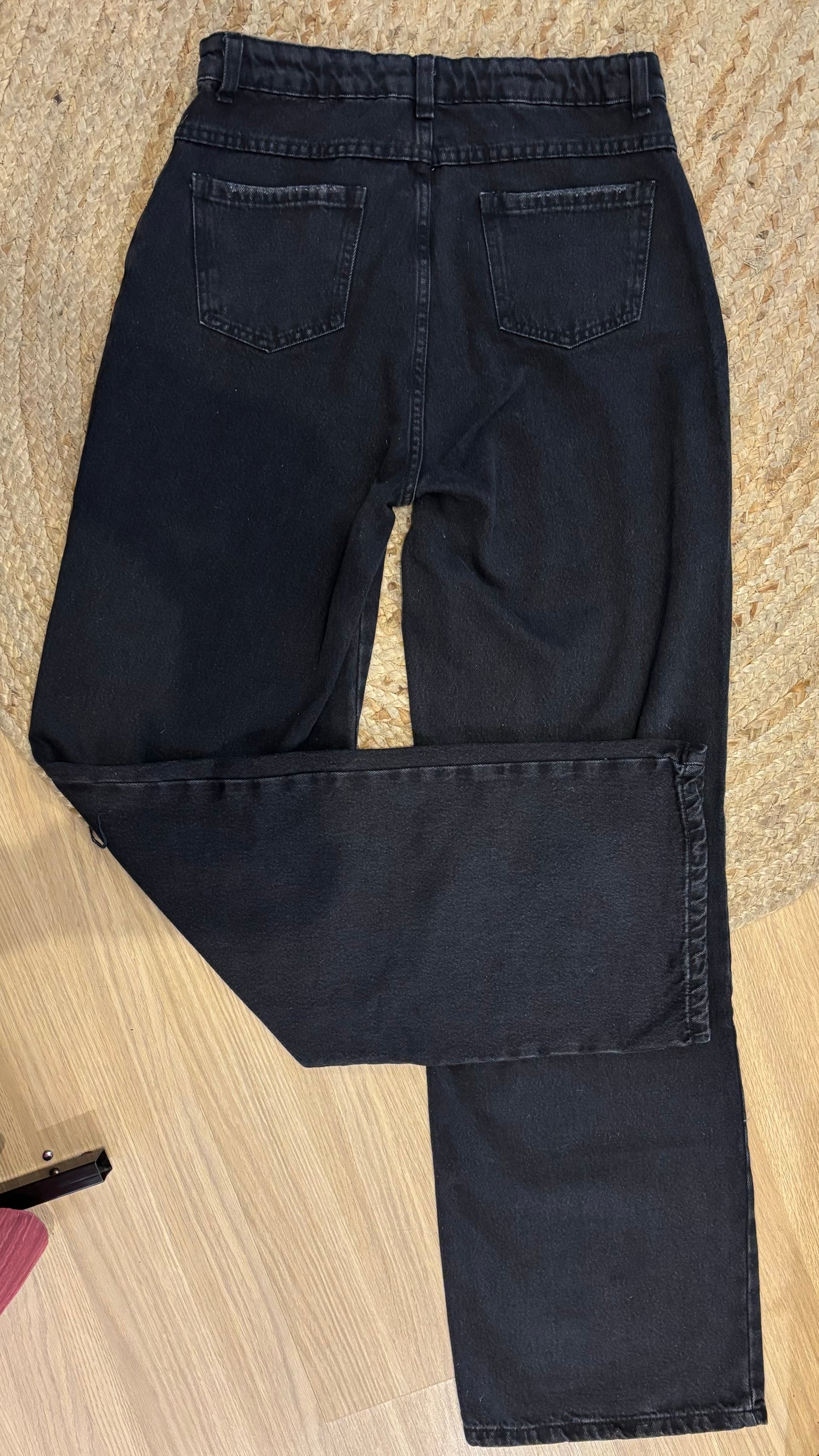 Calça jeans preta com rasgo no joelho