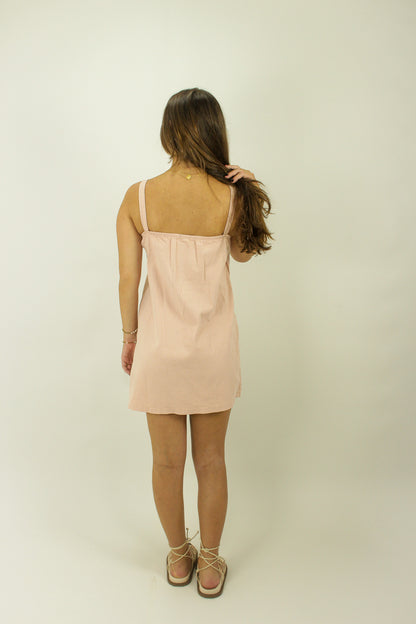 Vestido com detalhe de laços