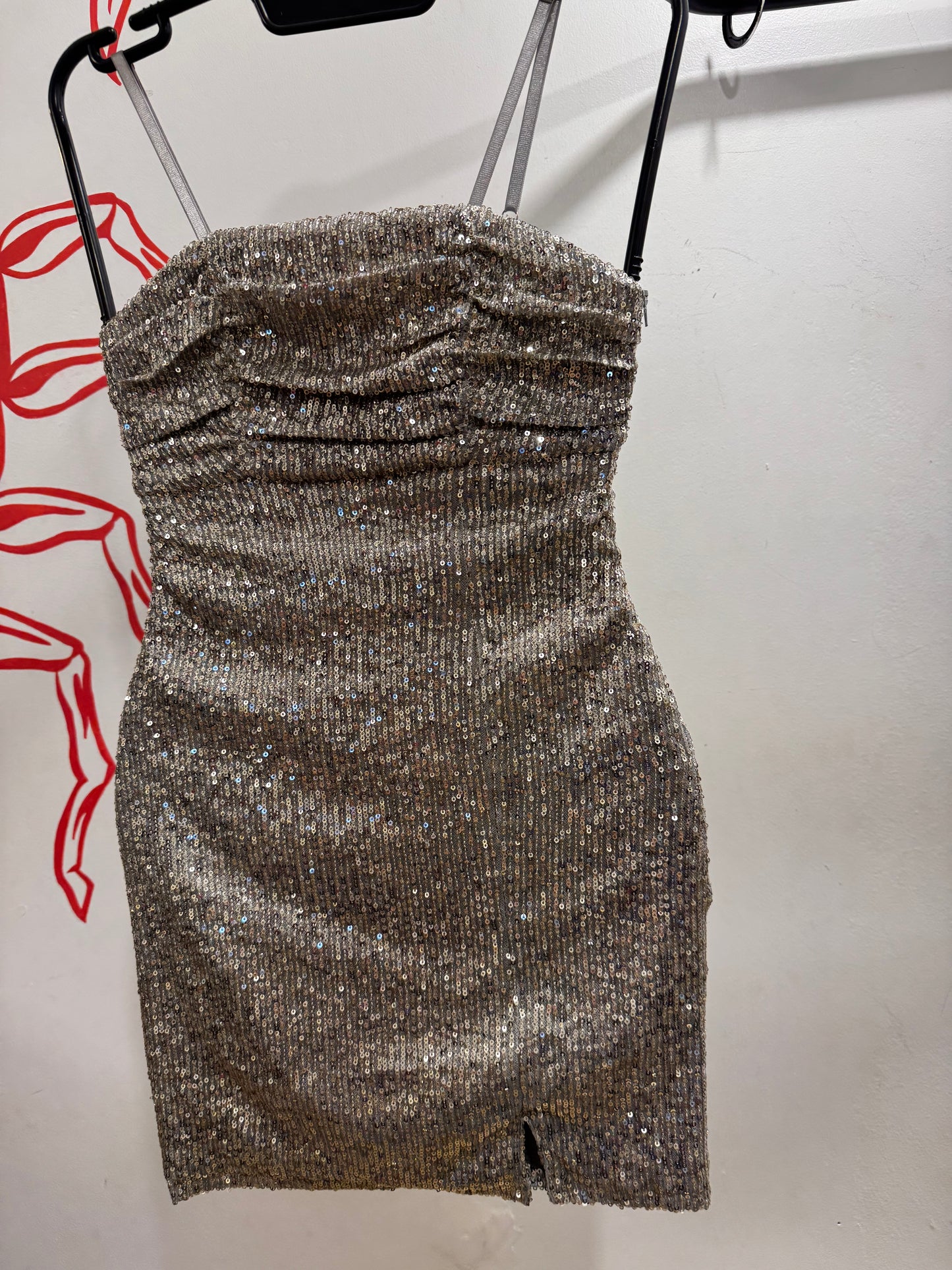 Vestido de paetê com drapeados no busto