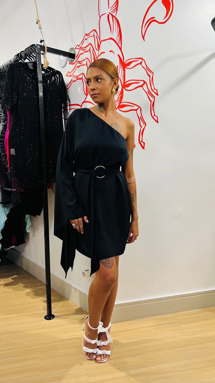 Vestido curto com uma manga só