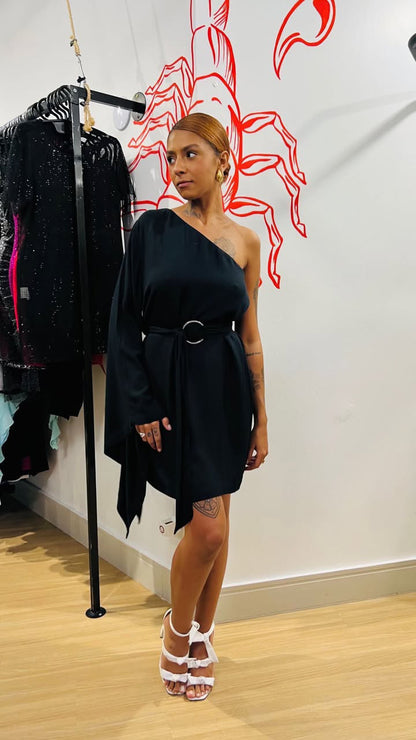 Vestido curto com uma manga só