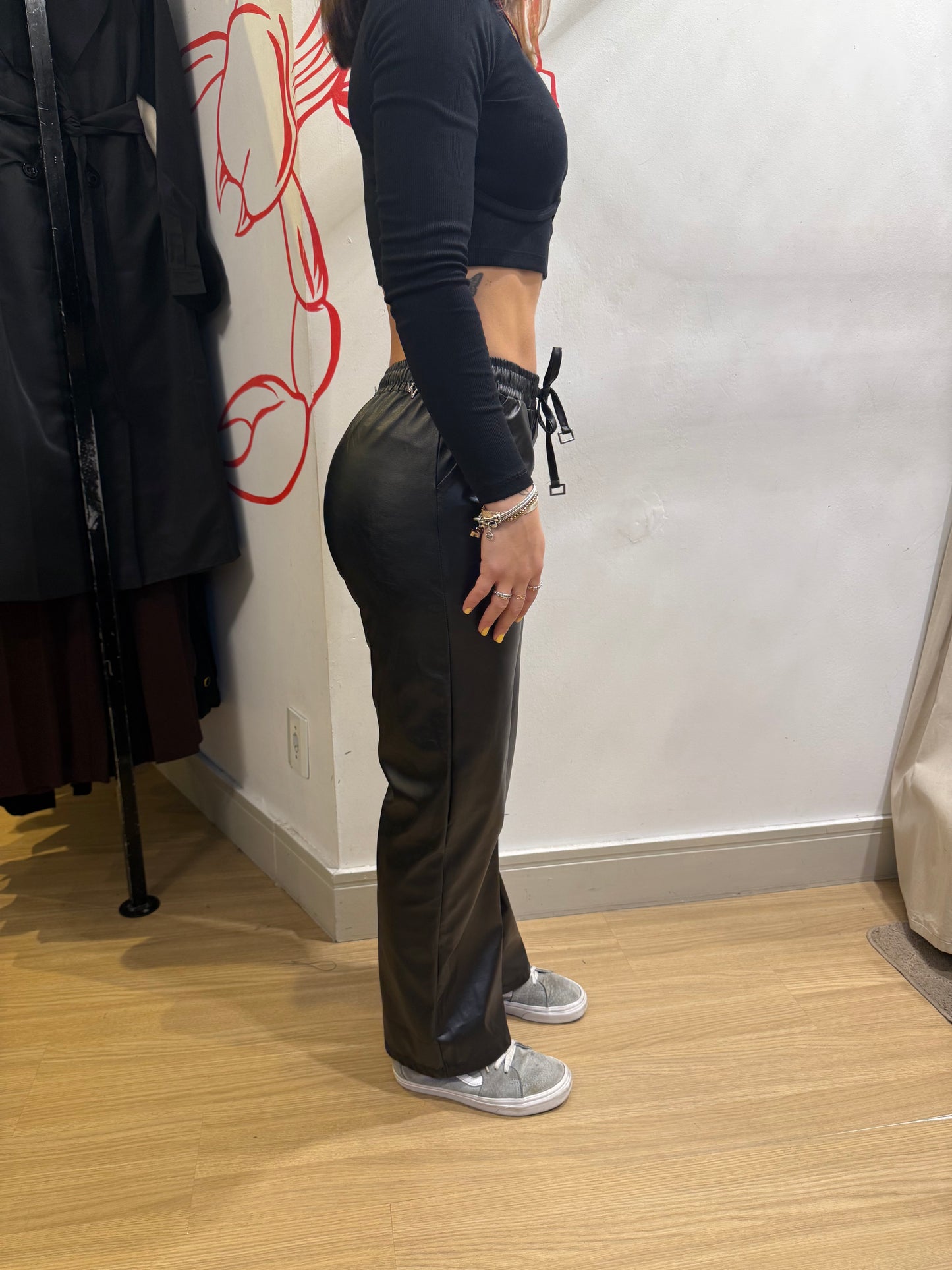 Calça corino com lastex na cintura