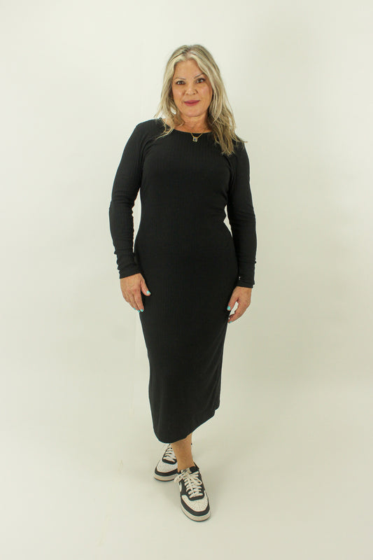 Vestido midi com mangas e fenda atrás