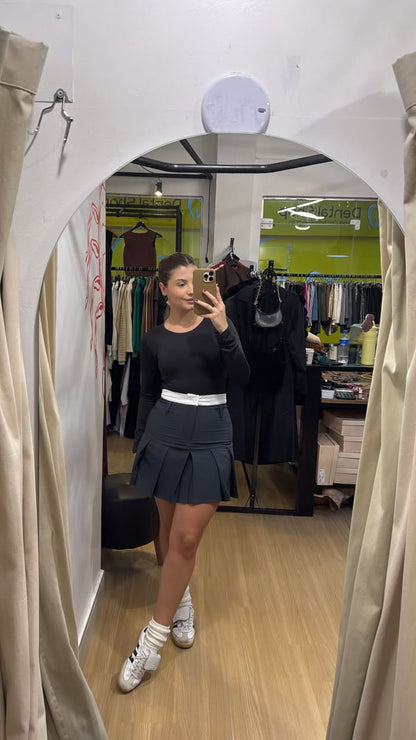 Saia de pregas cós contrastante