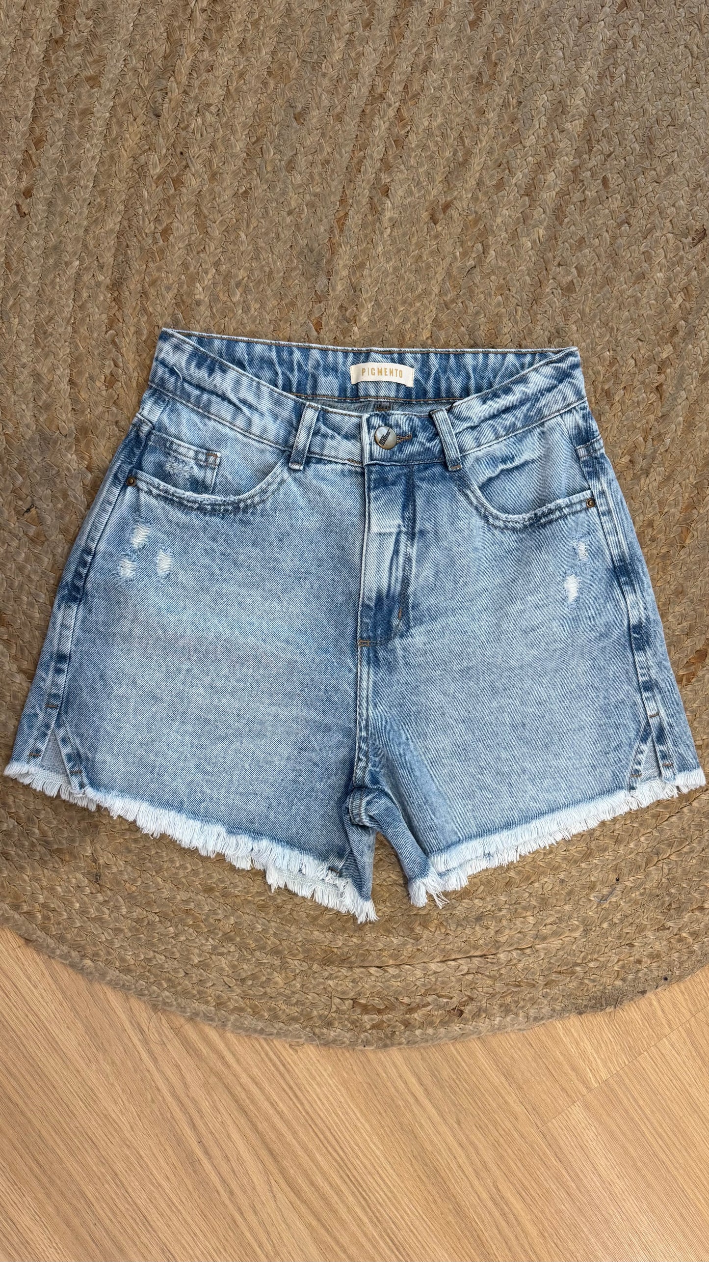 Shorts jeans azul com barra desfiada