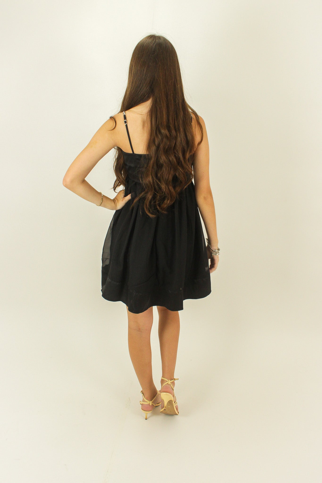 Vestido curto preto rodado