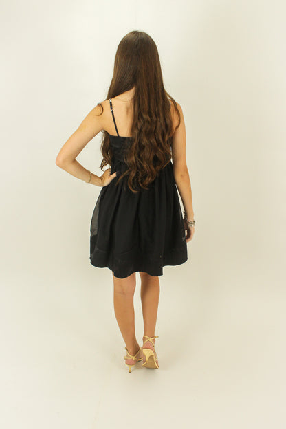 Vestido curto preto rodado