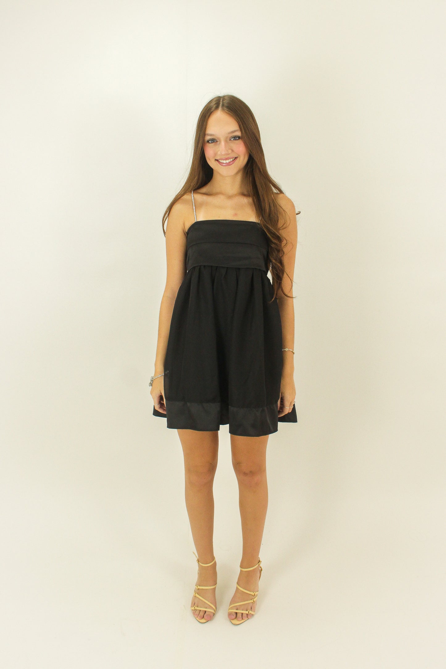 Vestido curto preto rodado
