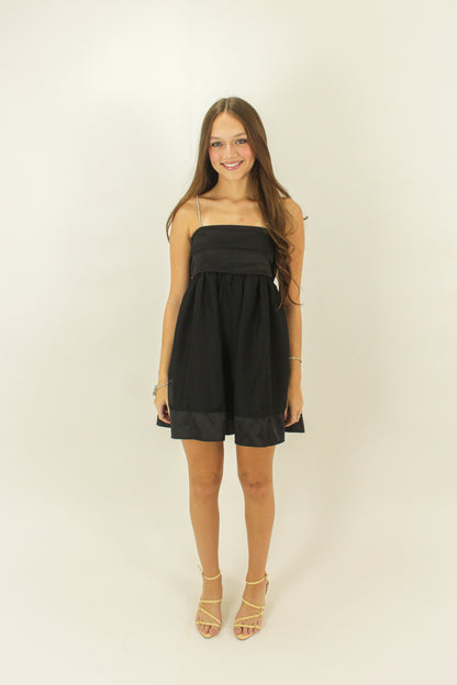 Vestido curto preto rodado