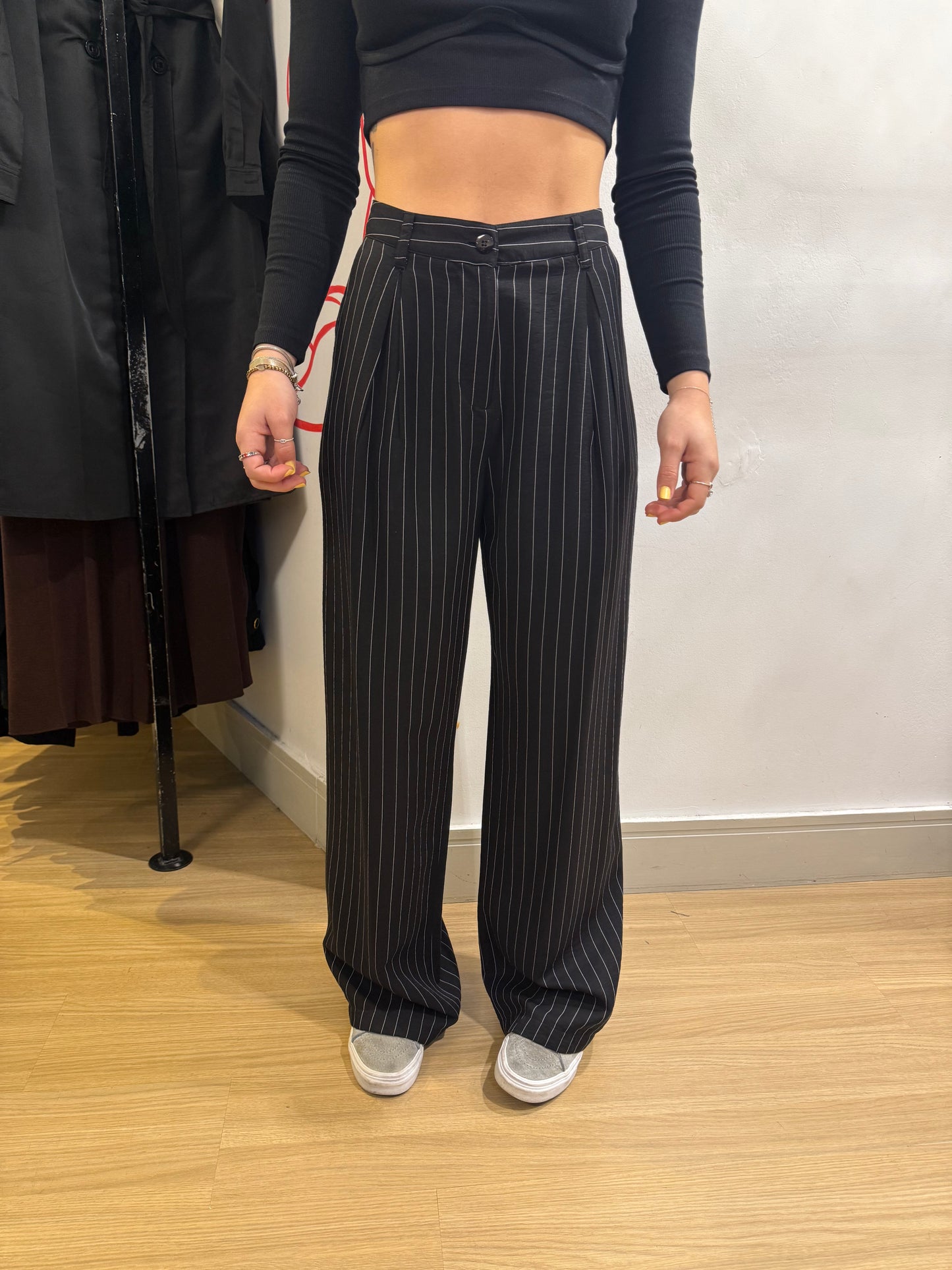 Calça preta risca de giz