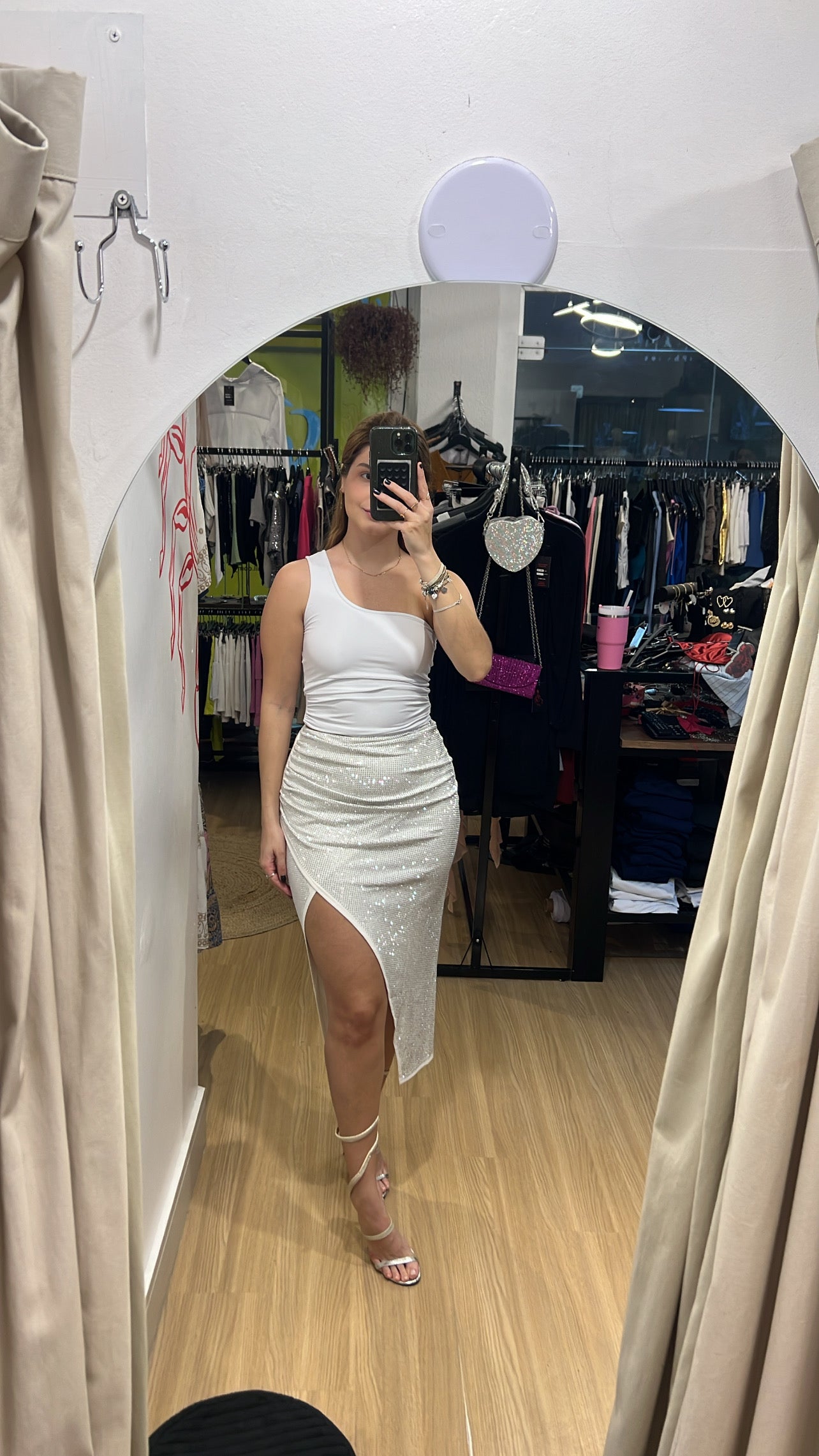 Saia midi com fenda e strass termocolado