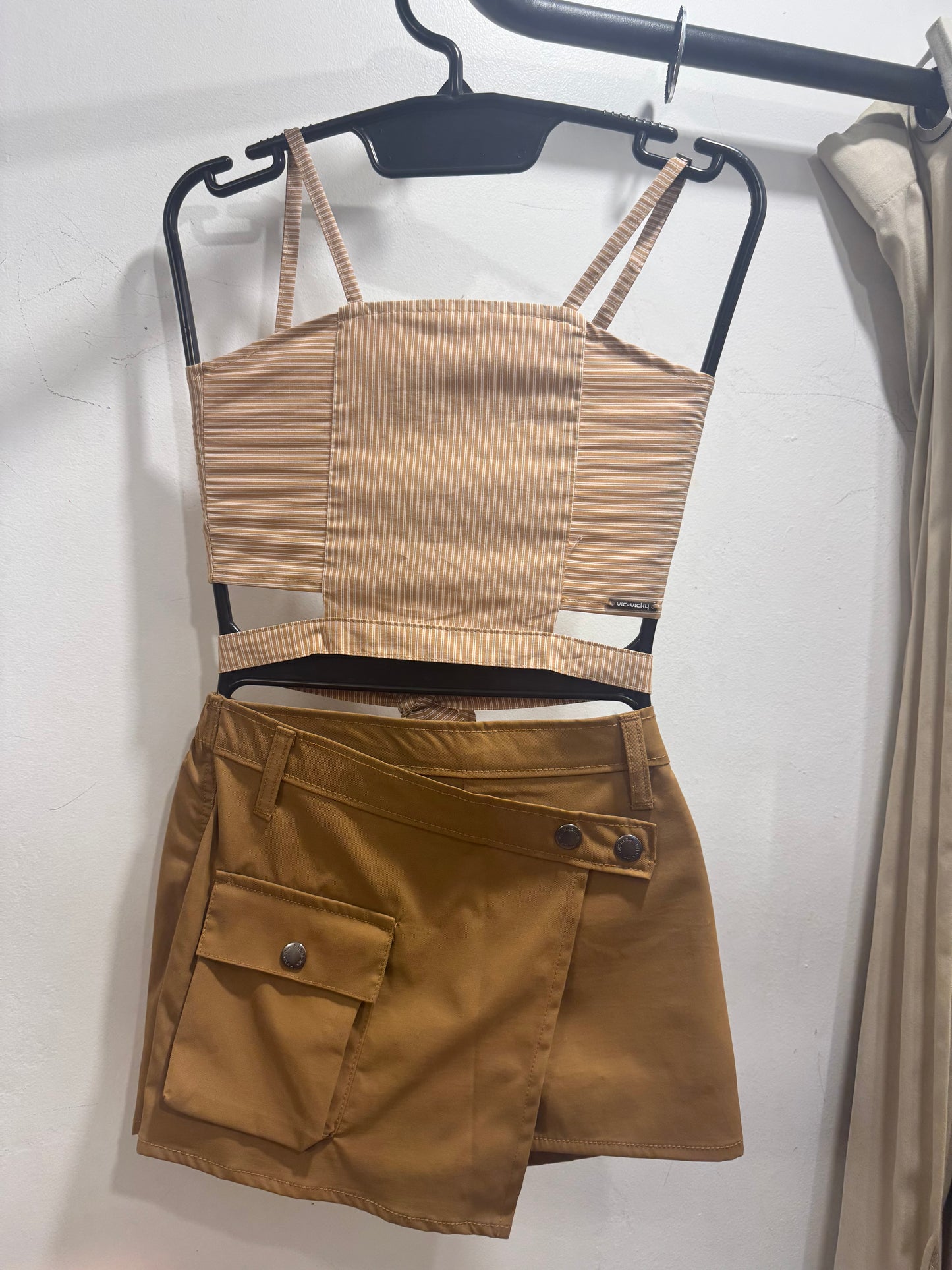 Conjunto de Cropped de listras com recorte na cintura e shorts saia cargo