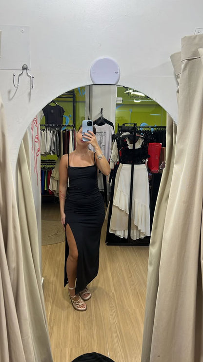 Vestido midi básico com fenda lateral