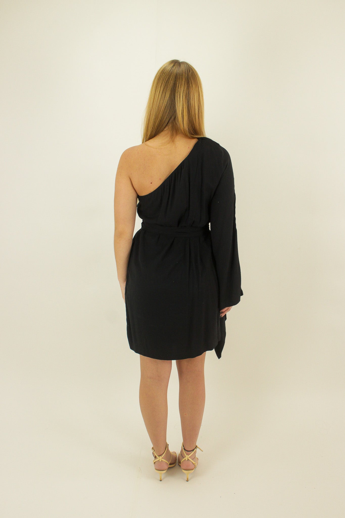 Vestido curto com uma manga só