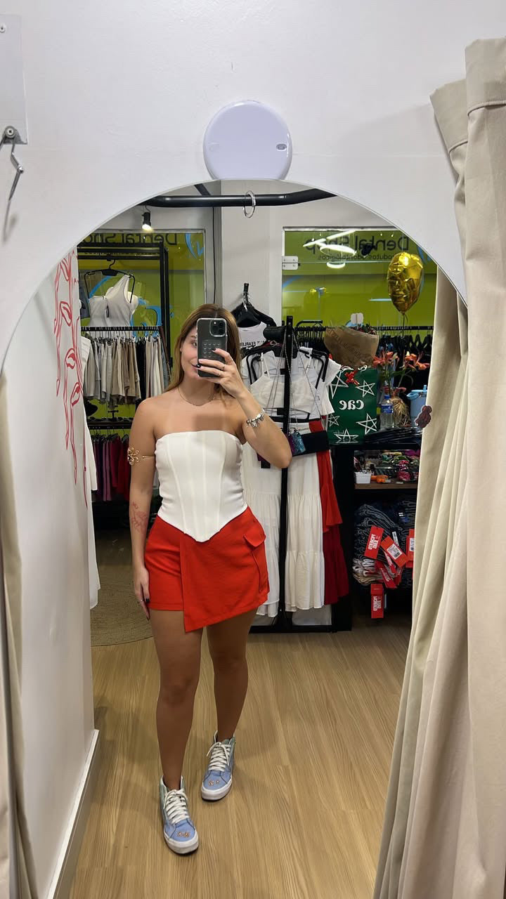 Saia shorts vermelha de alfaiataria com bolso lateral