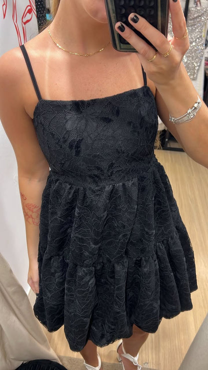 Vestido preto balonê com renda