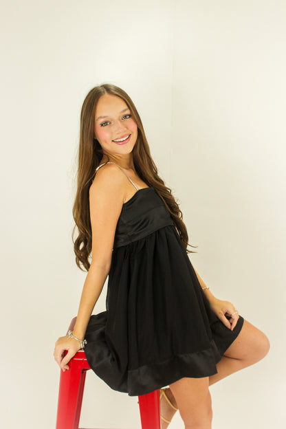 Vestido curto preto rodado