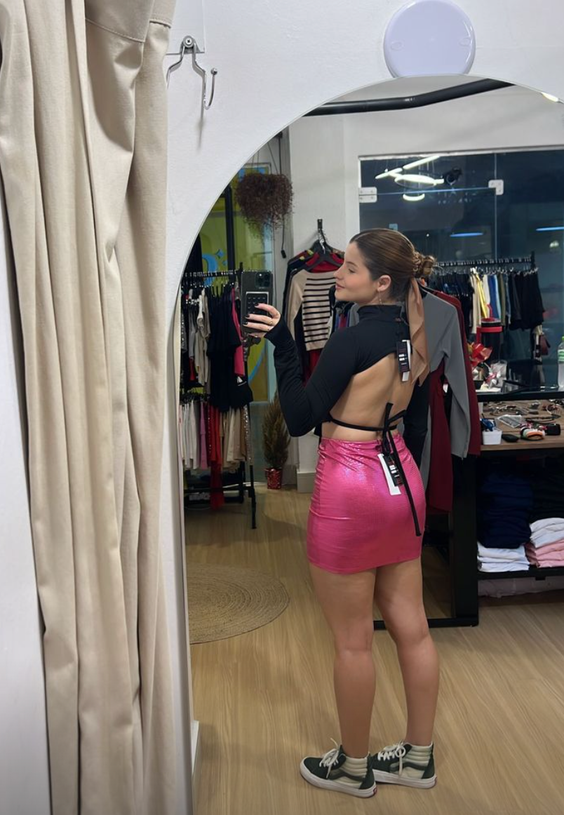 Saia shorts rosa em malha metalizada