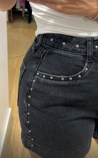 Shorts jeans preto com aplicações em tarraxas