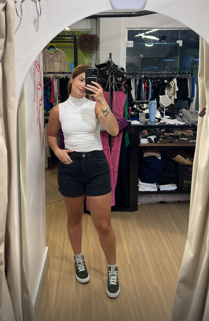 Shorts jeans preto com aplicações em tarraxas