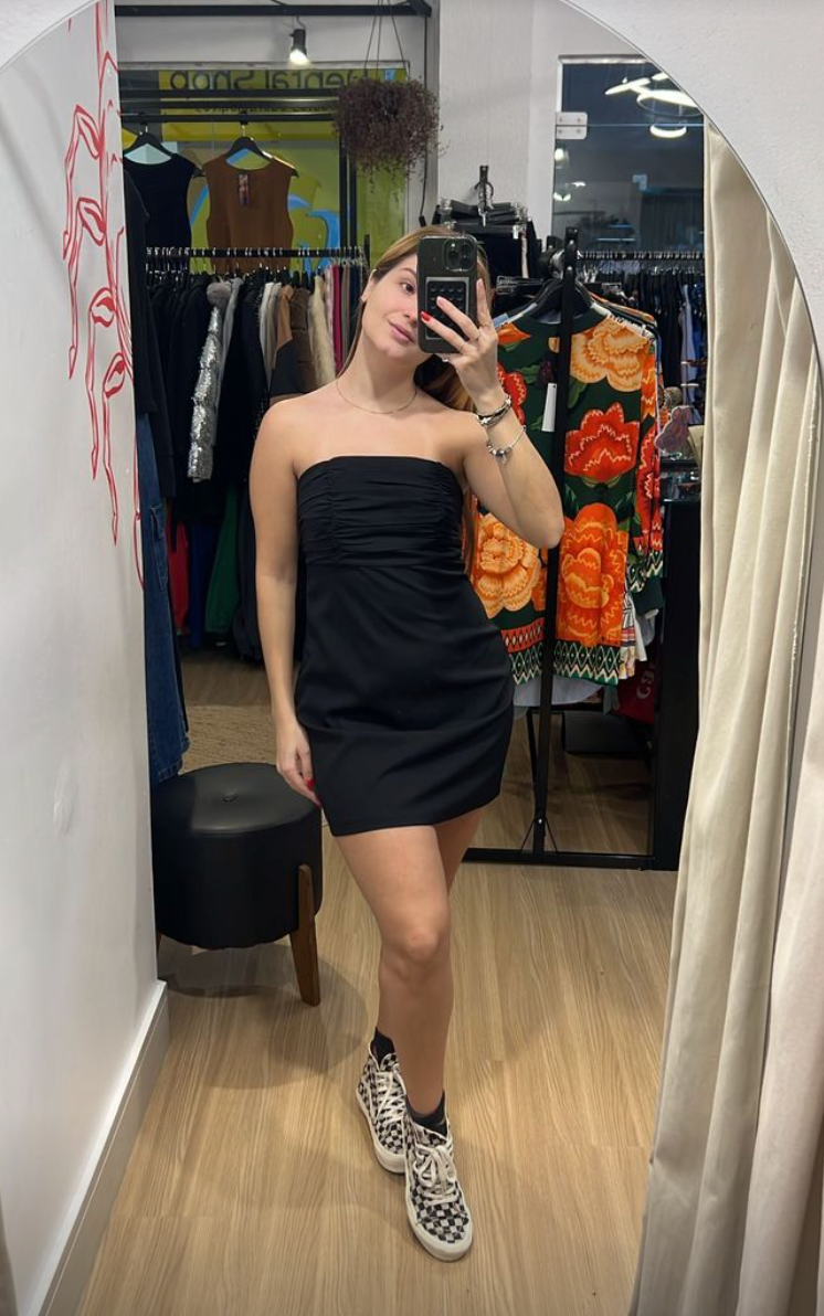 Vestido curto com franzidos