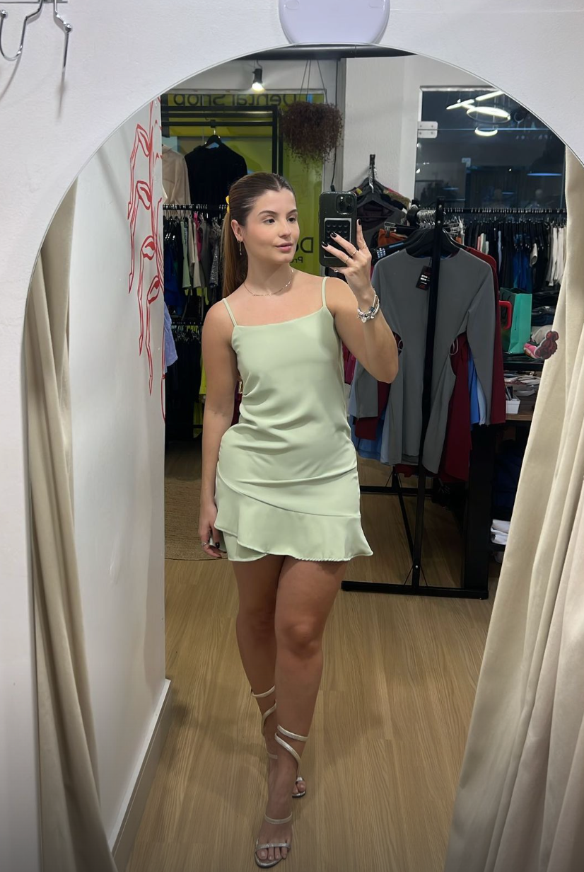 Vestido curto com babado na barra