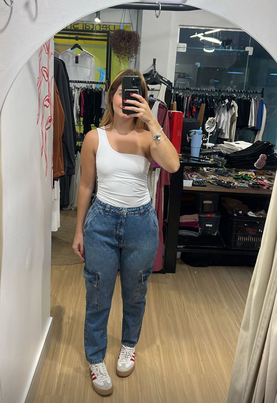 Calça jeans cargo com costuras marrom