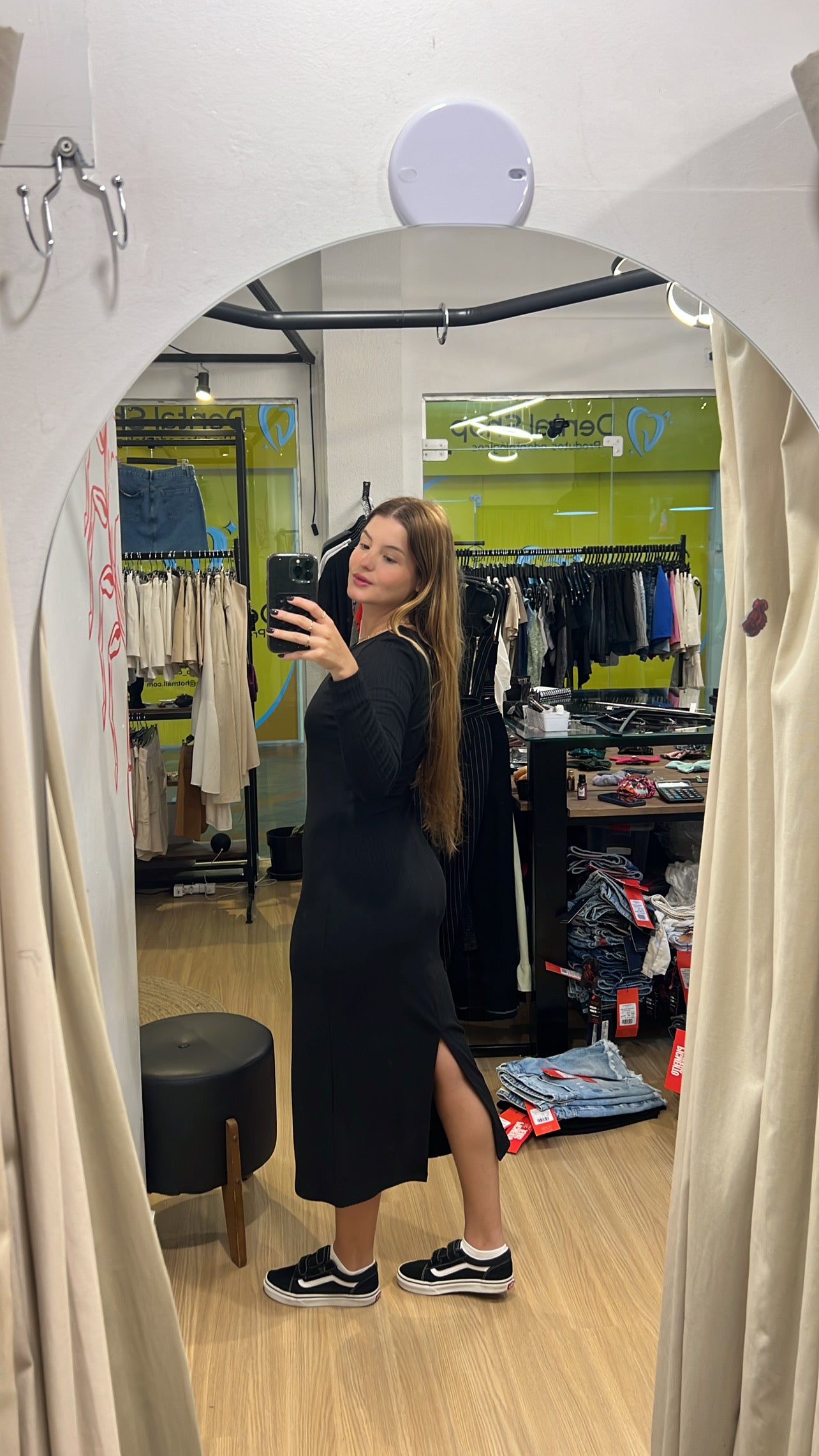 Vestido midi com mangas e fenda atrás