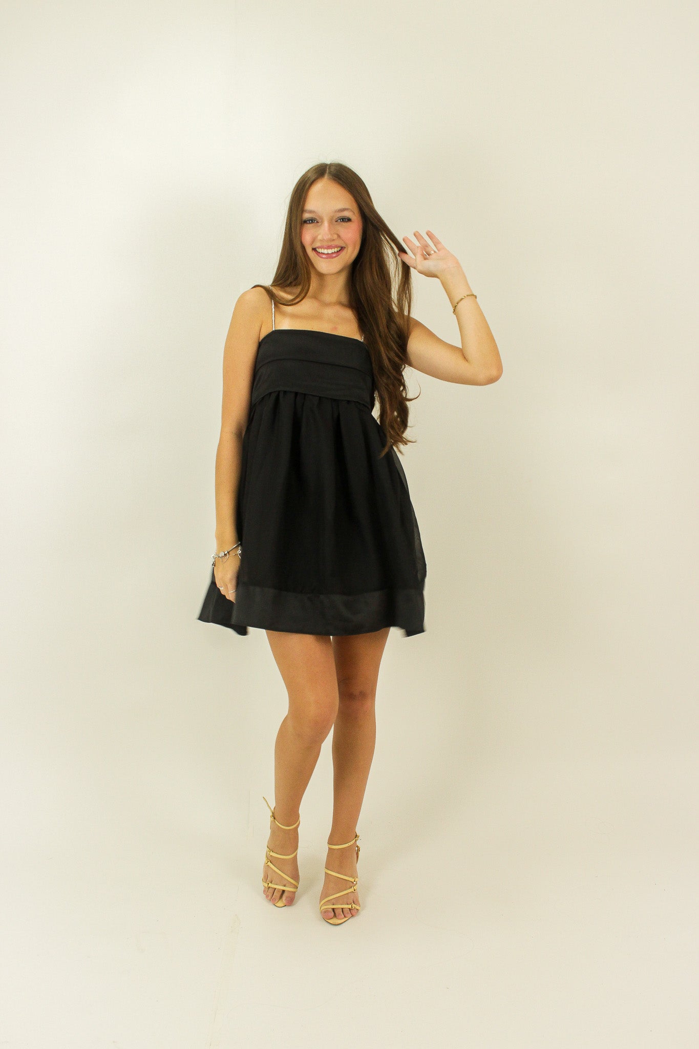 Vestido curto preto rodado