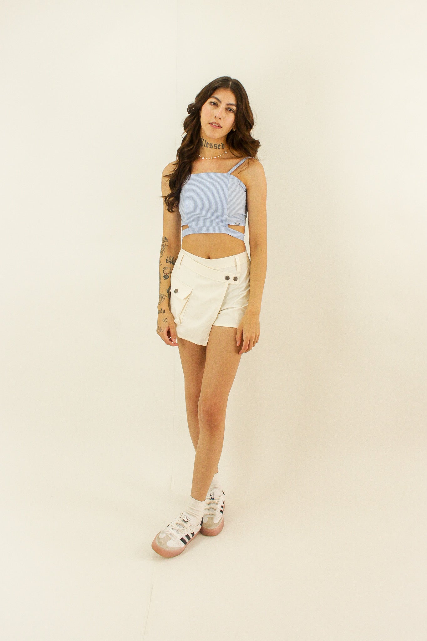 Conjunto de Cropped de listras com recorte na cintura e shorts saia cargo