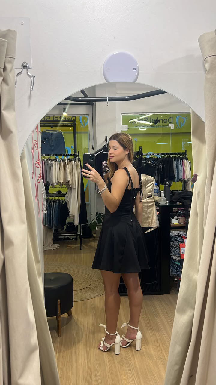 Vestido com babados e cinto