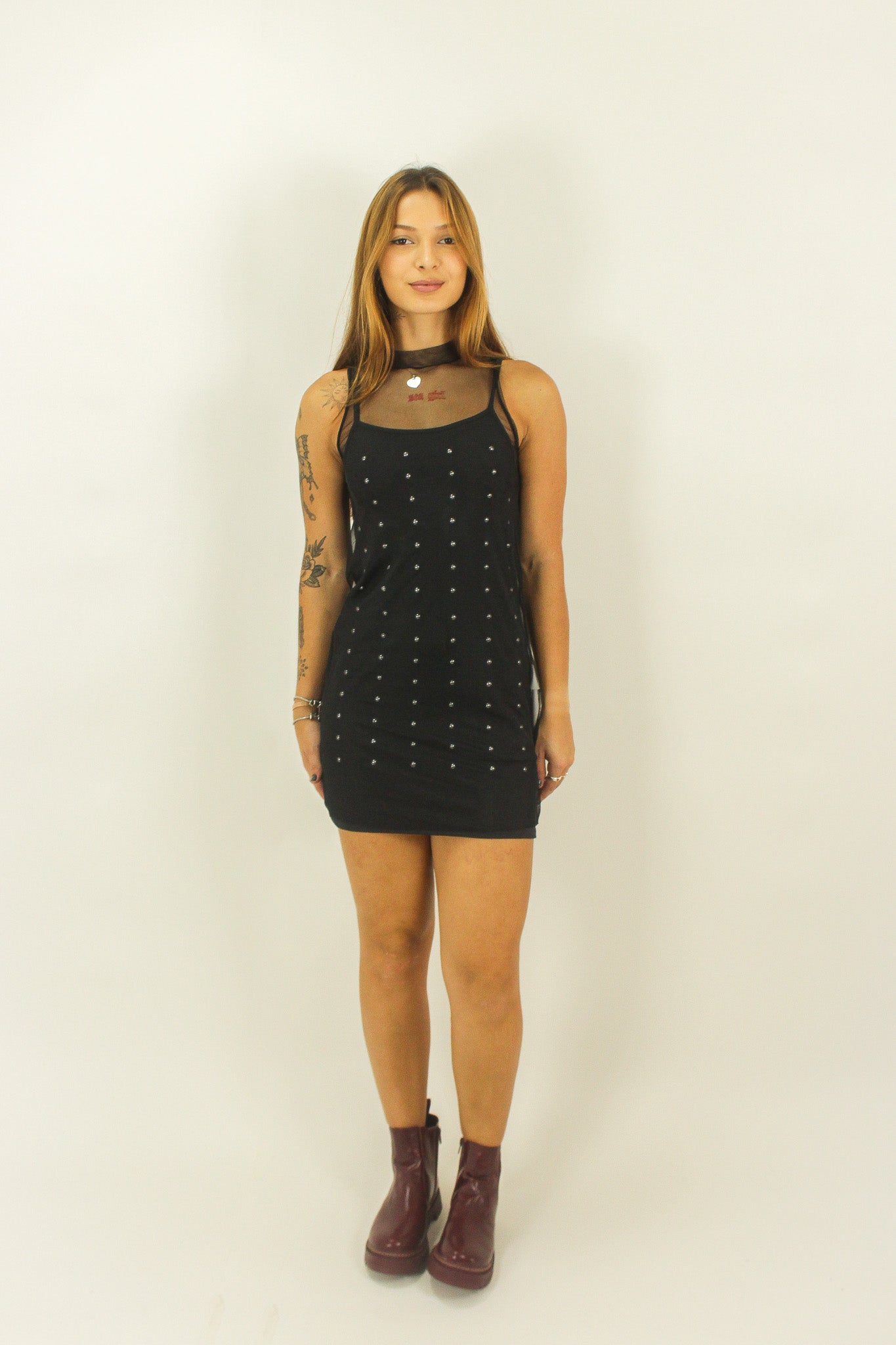 Vestido com aplicações de tarrachas e vestido de tule para sobreposição