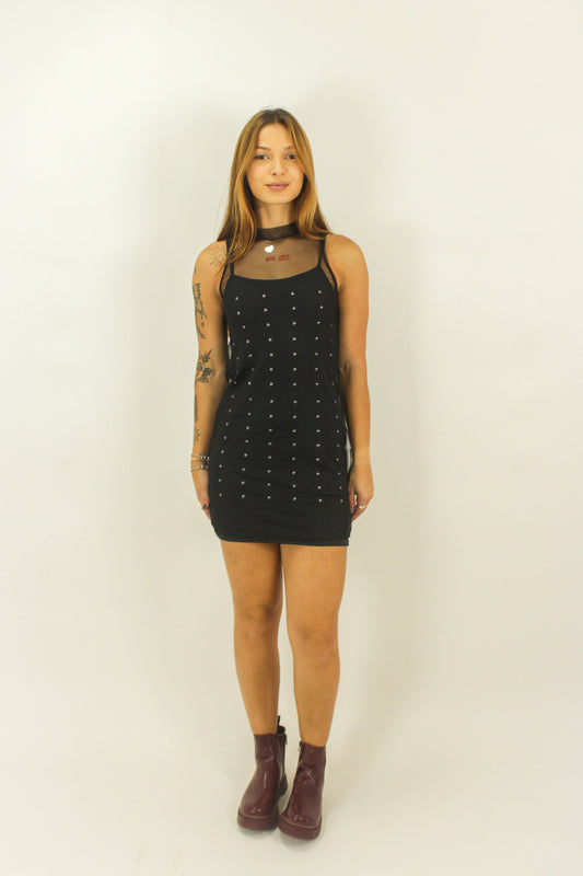 Vestido com aplicações de tarrachas e vestido de tule para sobreposição