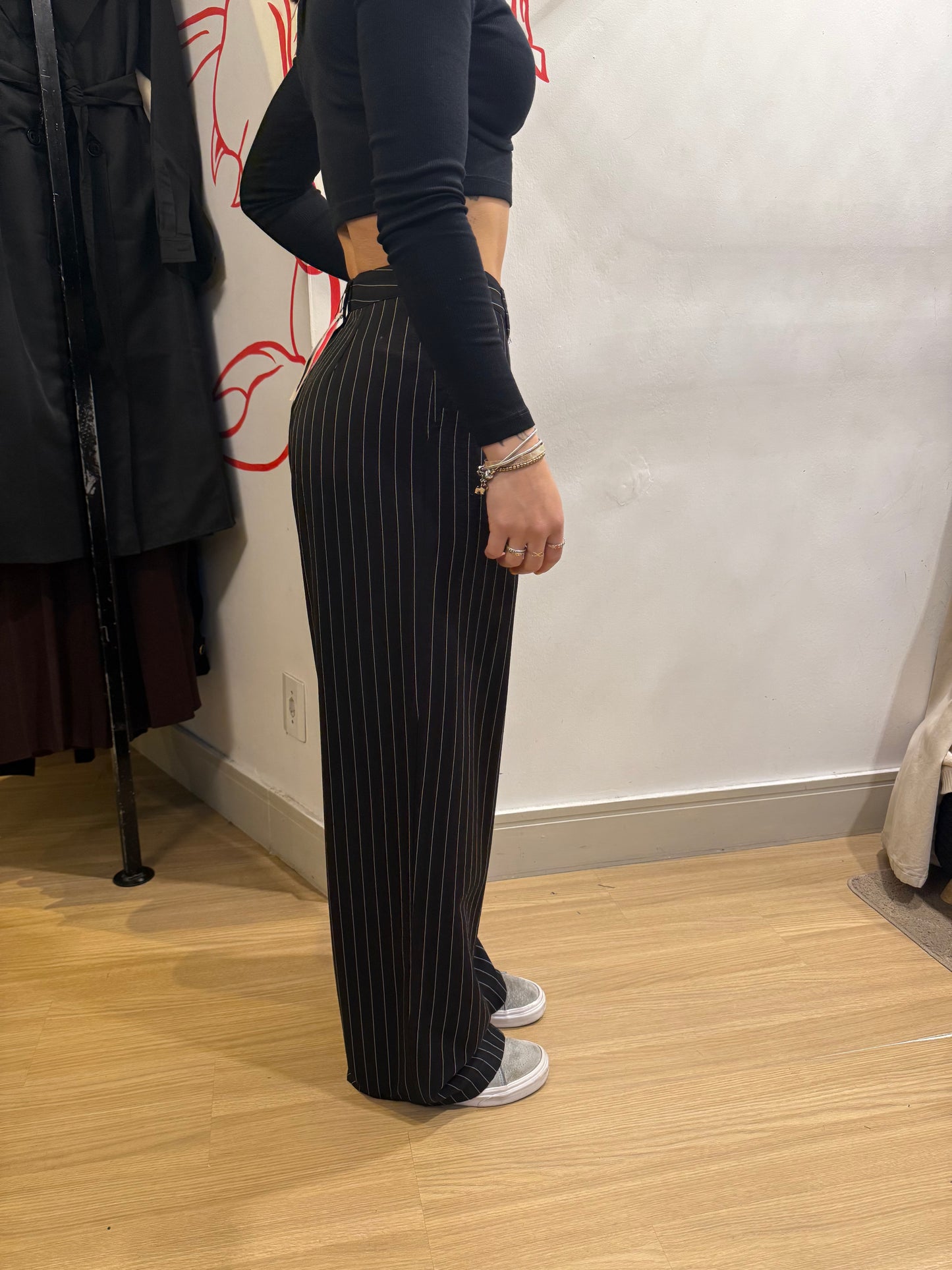 Calça preta risca de giz