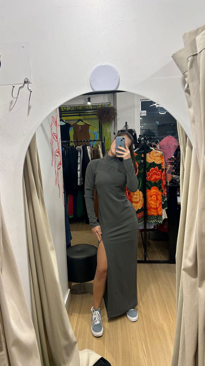 Vestido manga longa com gola alta