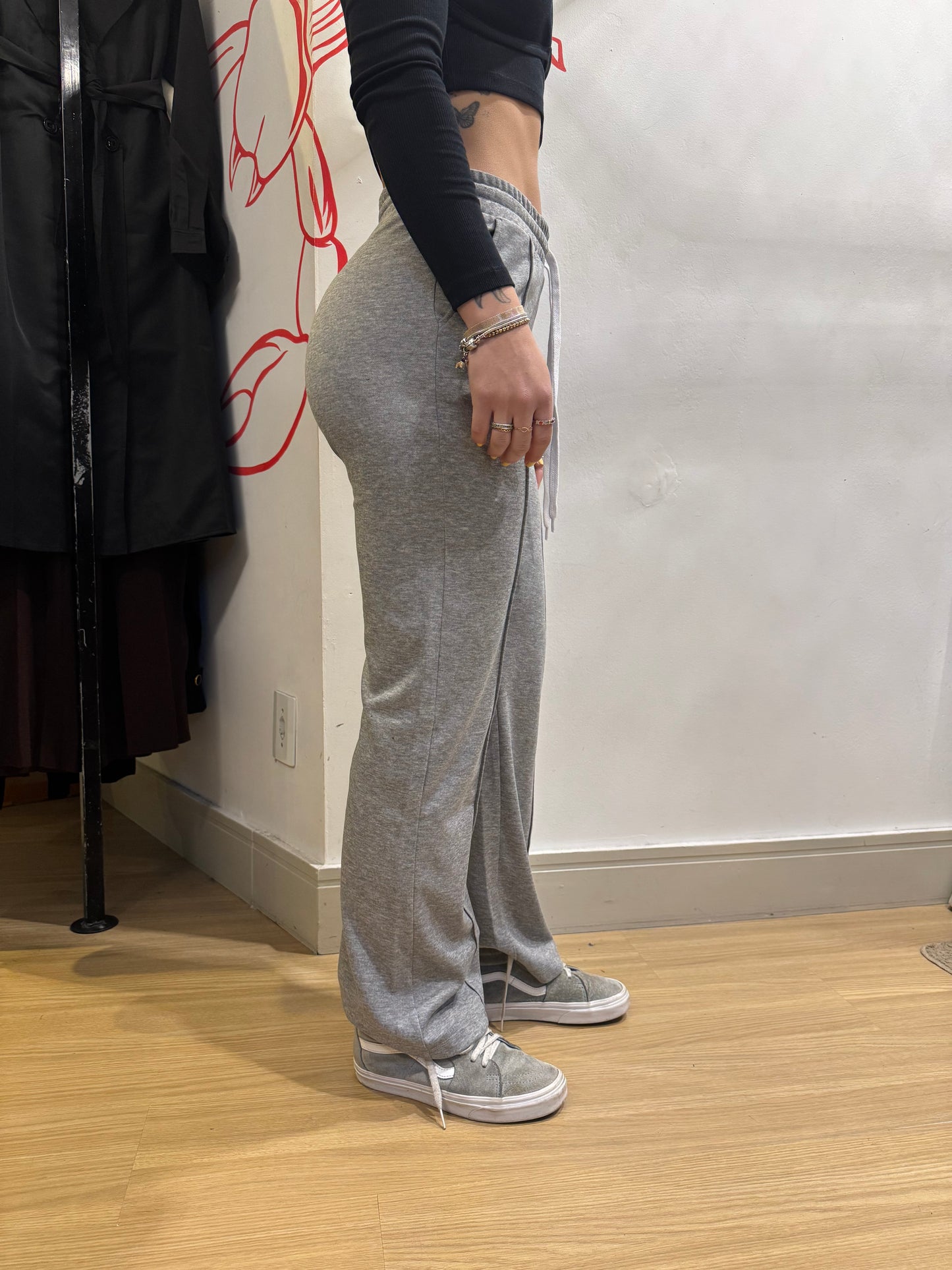 Calça moletom cinza com costuras