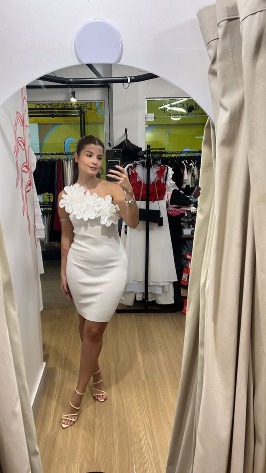 Vestido branco um ombro só com detalhe de flores