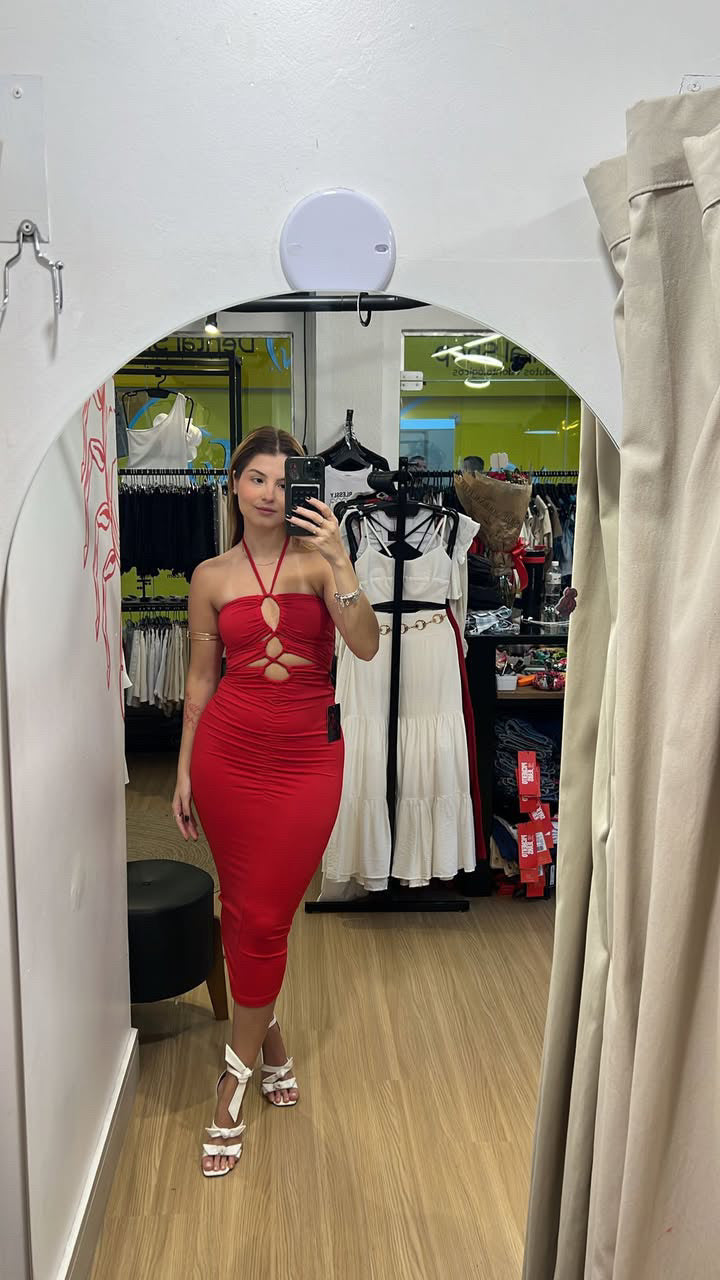 Vestido vermelho midi com recortes e amarração