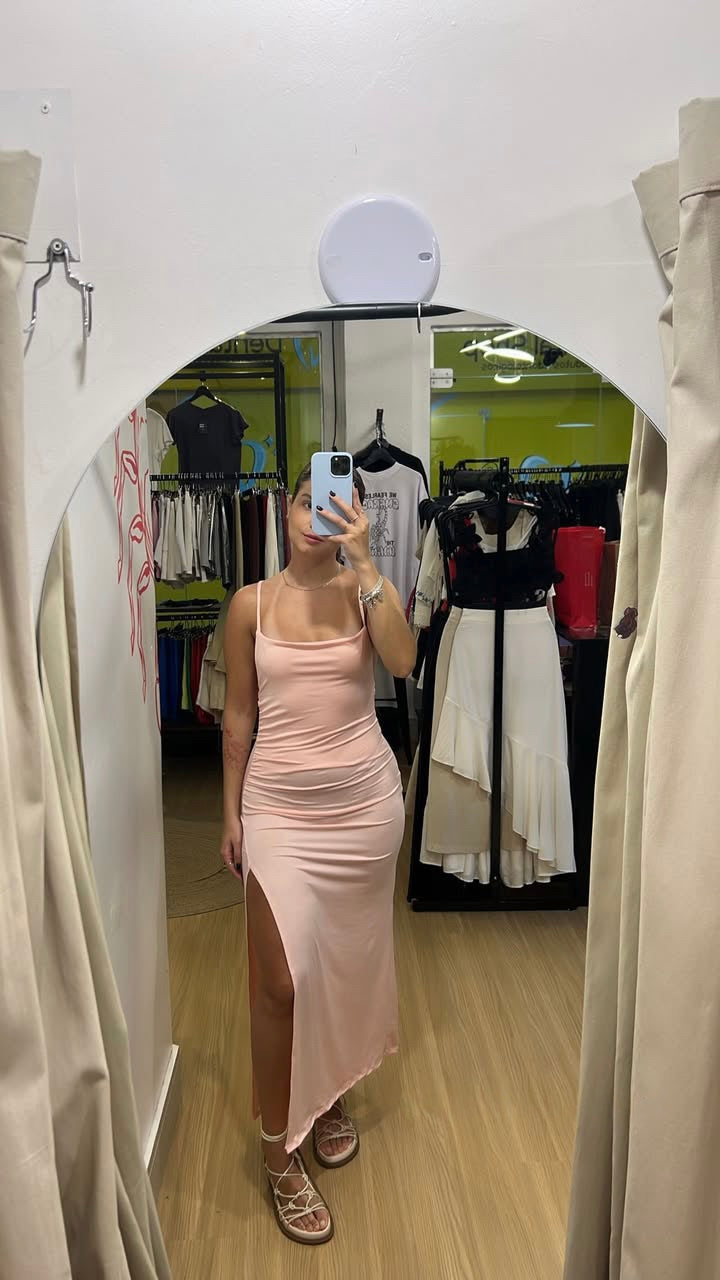 Vestido midi básico com fenda lateral