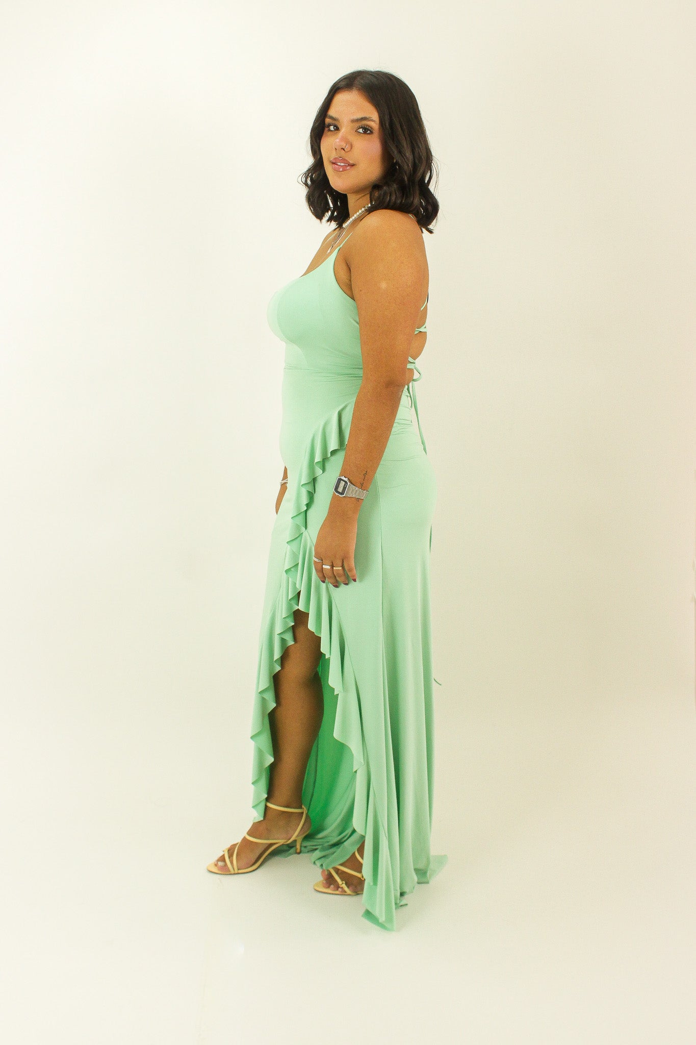 Vestido longo com fenda de babados
