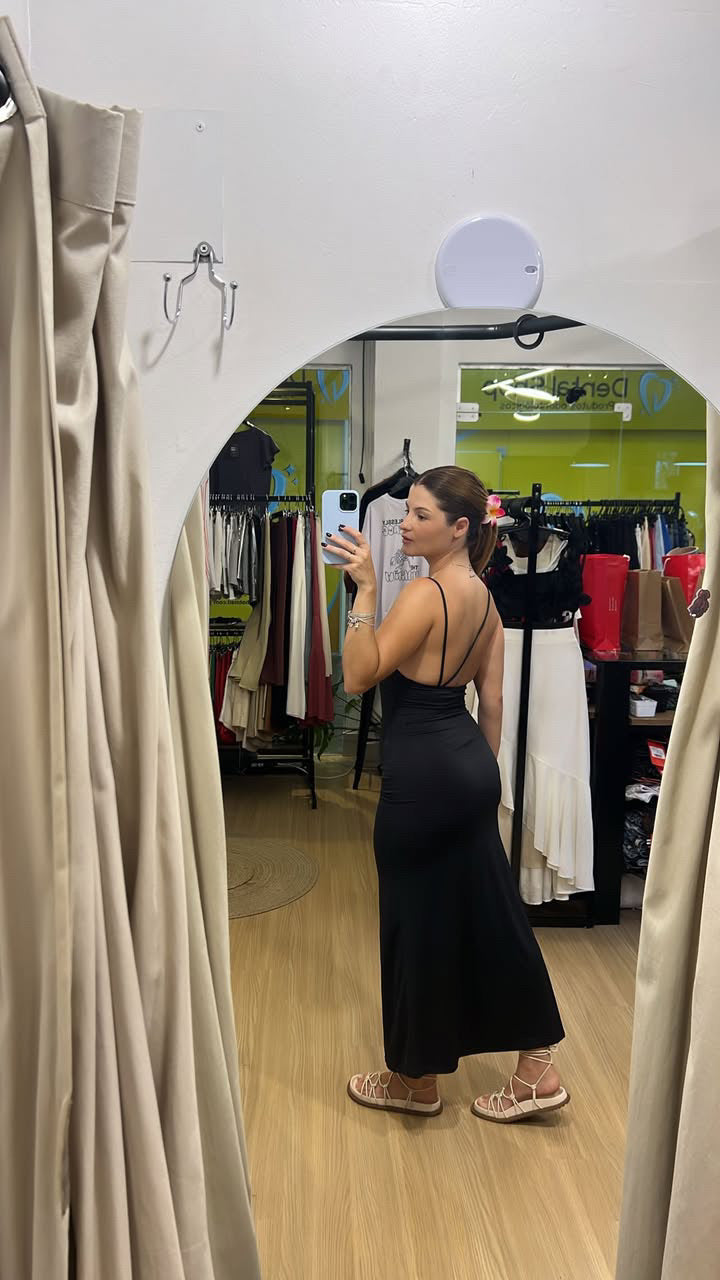 Vestido midi básico com fenda lateral