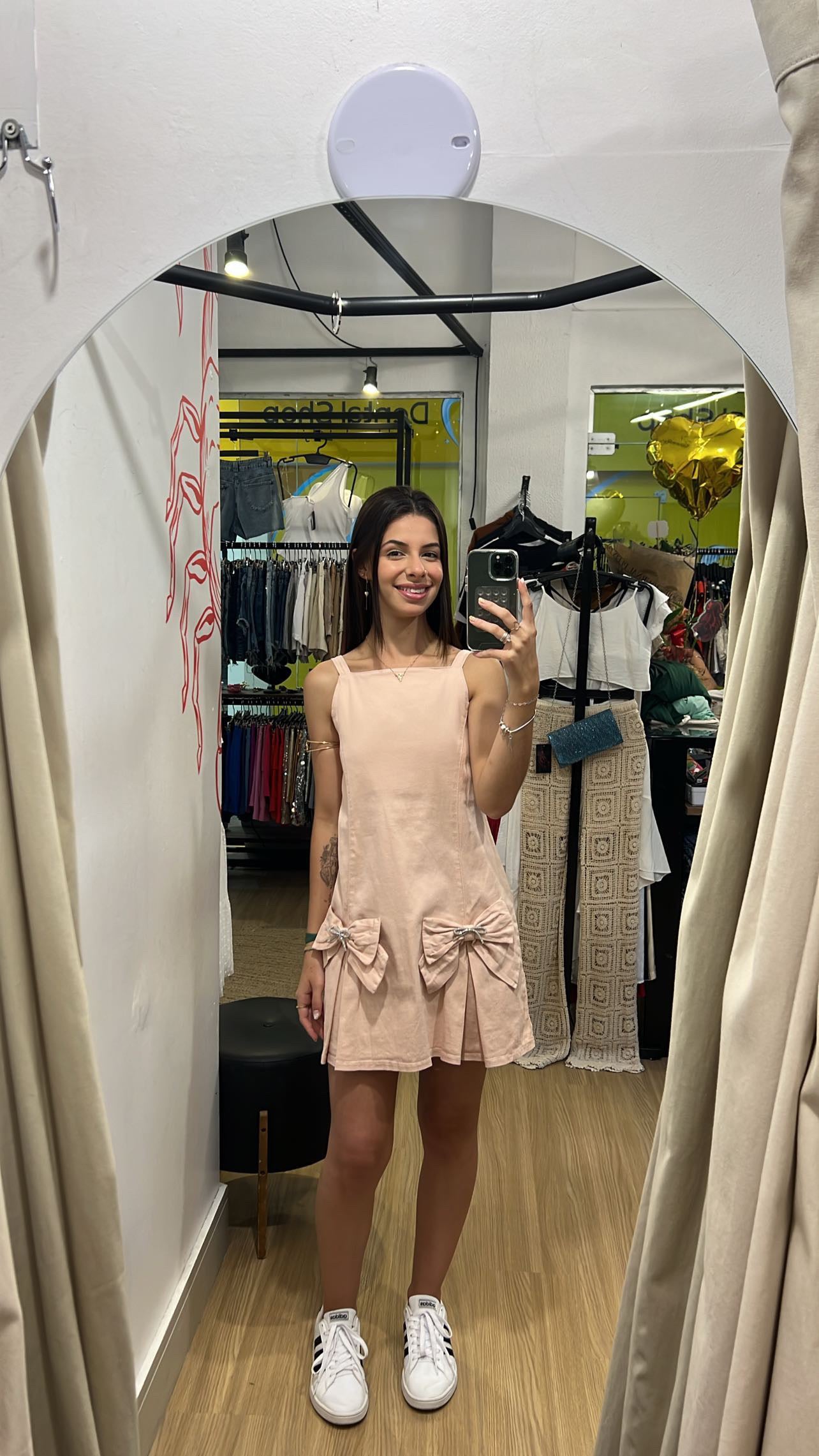 Vestido com detalhe de laços