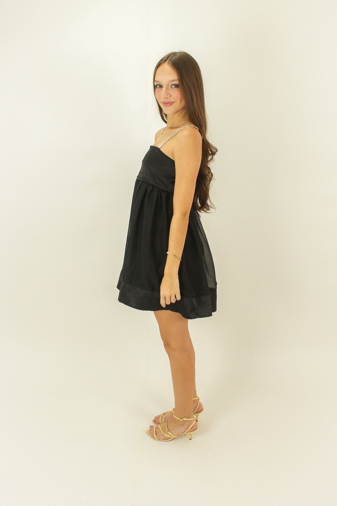 Vestido curto preto rodado