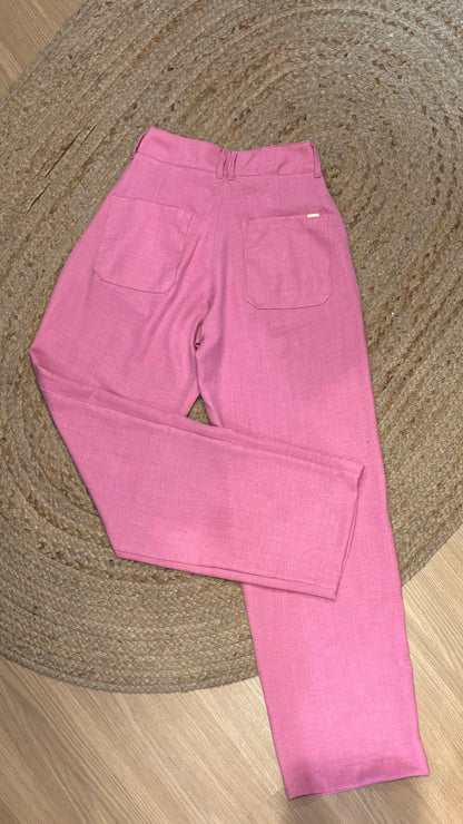 Calça rosa com botão duplo