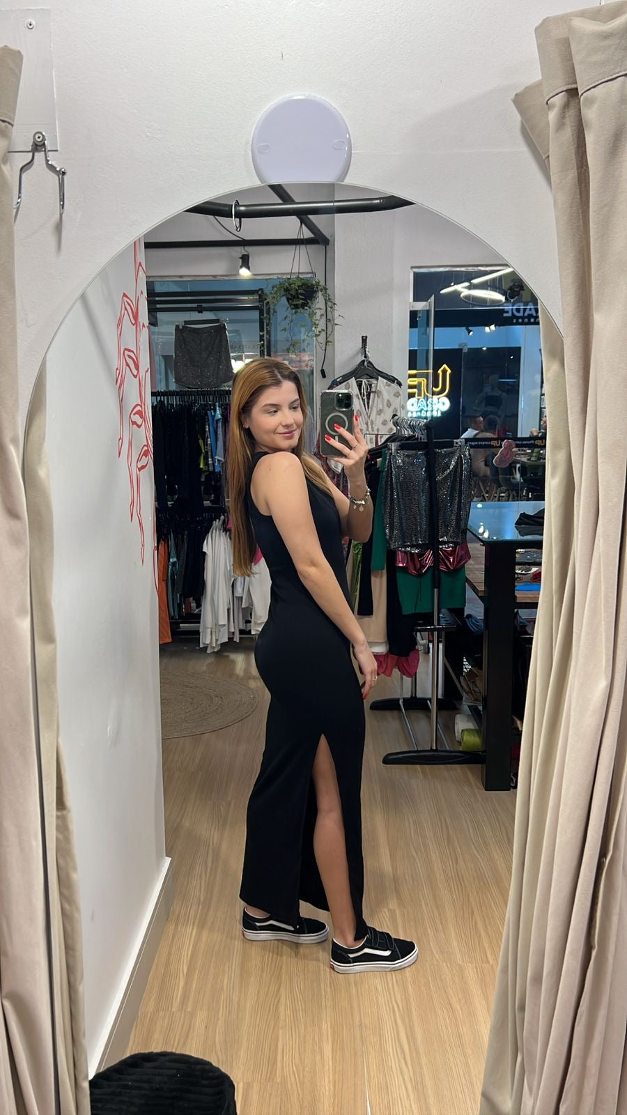 Vestido midi com abertura lateral