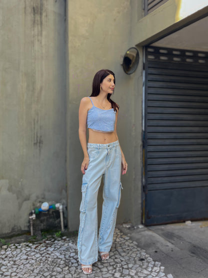 Calça jeans lavagem clara com bolsos laterais e detalhe