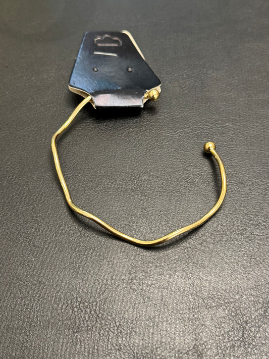 Bracelete dourado de ondas