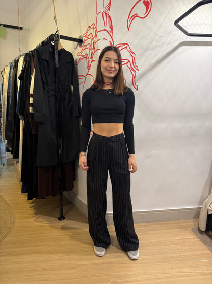 Calça preta risca de giz