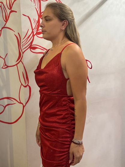 Vestido vermelho com Acabamento Brilhoso e Abertura nas Costas